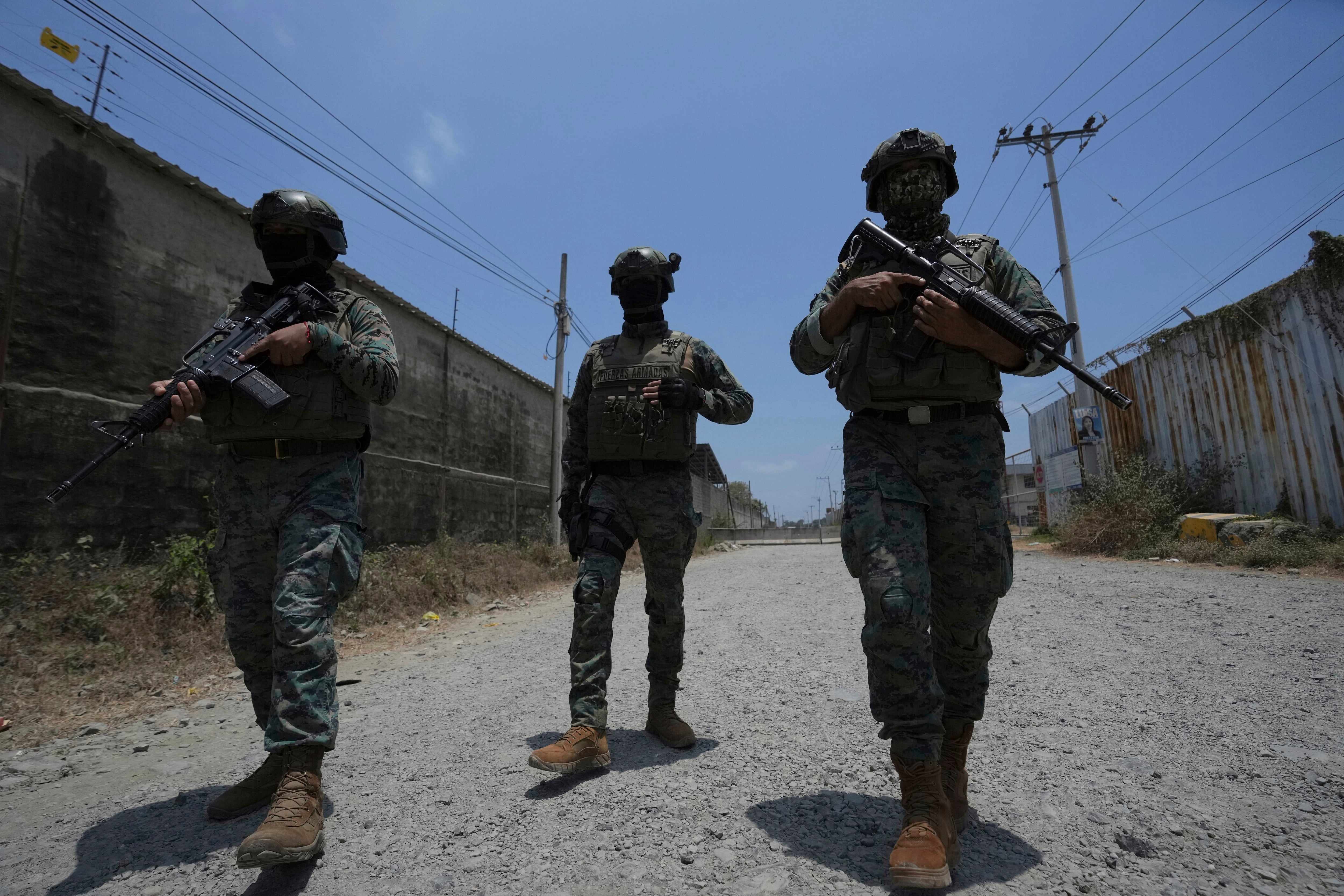 Miembros de la Fuerza Aérea patrullan el barrio La Delia de Durán, Ecuador, el viernes 12 de septiembre de 2025. (Foto AP/Dolores Ochoa)