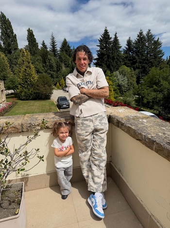 Padre e hija dejaron en