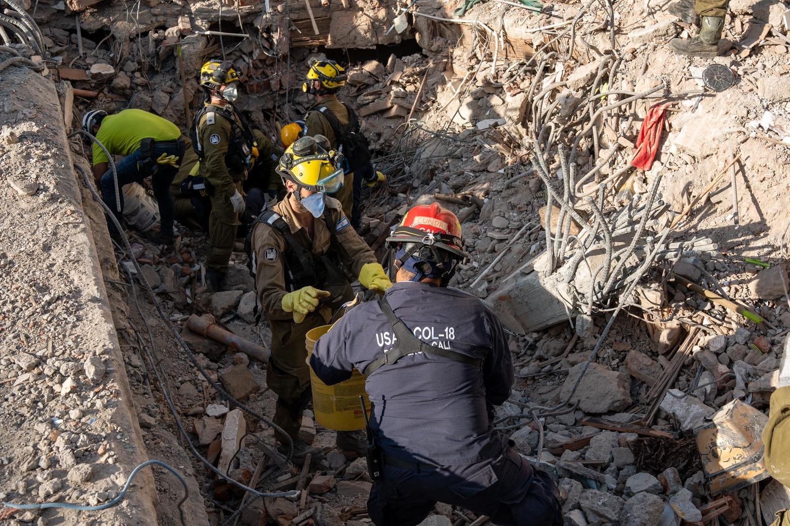 Voluntarios de la comunidad acompañan a los equipos de rescate durante las labores en uno de los sitios de destrucción. (Gentileza FDI)
