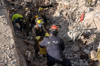 Voluntarios de la comunidad acompañan a los equipos de rescate durante las labores en uno de los sitios de destrucción. (Gentileza FDI)