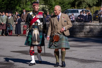 El rey Carlos III comienza su verano en Balmoral con falda escocesa (Grosby)