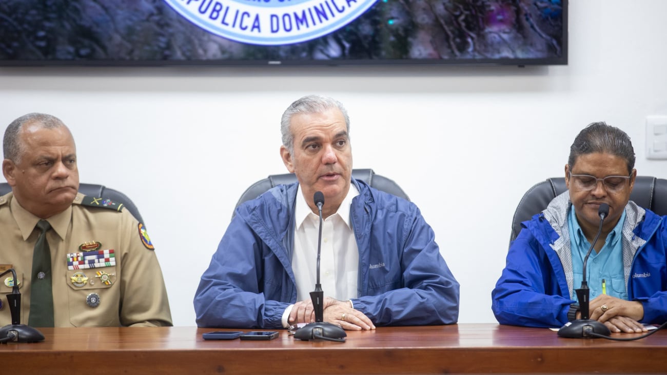 El presidente Luis Abinader coordina operativos de emergencia para asistir a familias afectadas por las lluvias en Santo Domingo. (Cortesía: Gobierno de República Dominicana)
