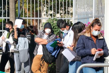 Esta variante andina conocida también como Lambda fue detectada en una investigación del Laboratorio de Genética Molecular del Instituto de Investigaciones Químicas, el Instituto de Seladis y el Hospital San Pedro Claver de Sucre (EFE/Juan Carlos Torrejón/Archivo)