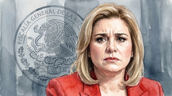Retrato en acuarela de María Eugenia Campos, con cabello rubio y saco rojo, mostrando una expresión tensa. Al fondo, el sello gris de la Fiscalía General de la República.