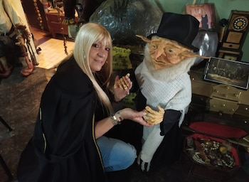 Liliana Chelli junto a uno