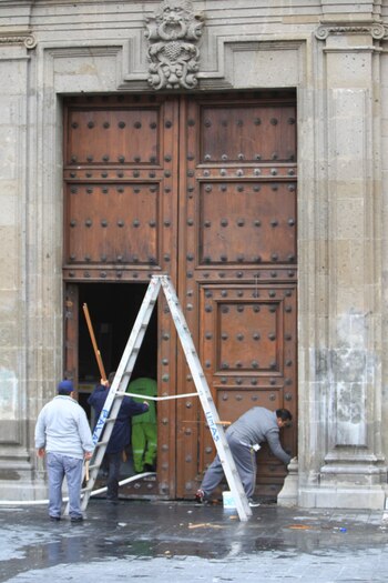 Trabajadores realizan la limpia y
