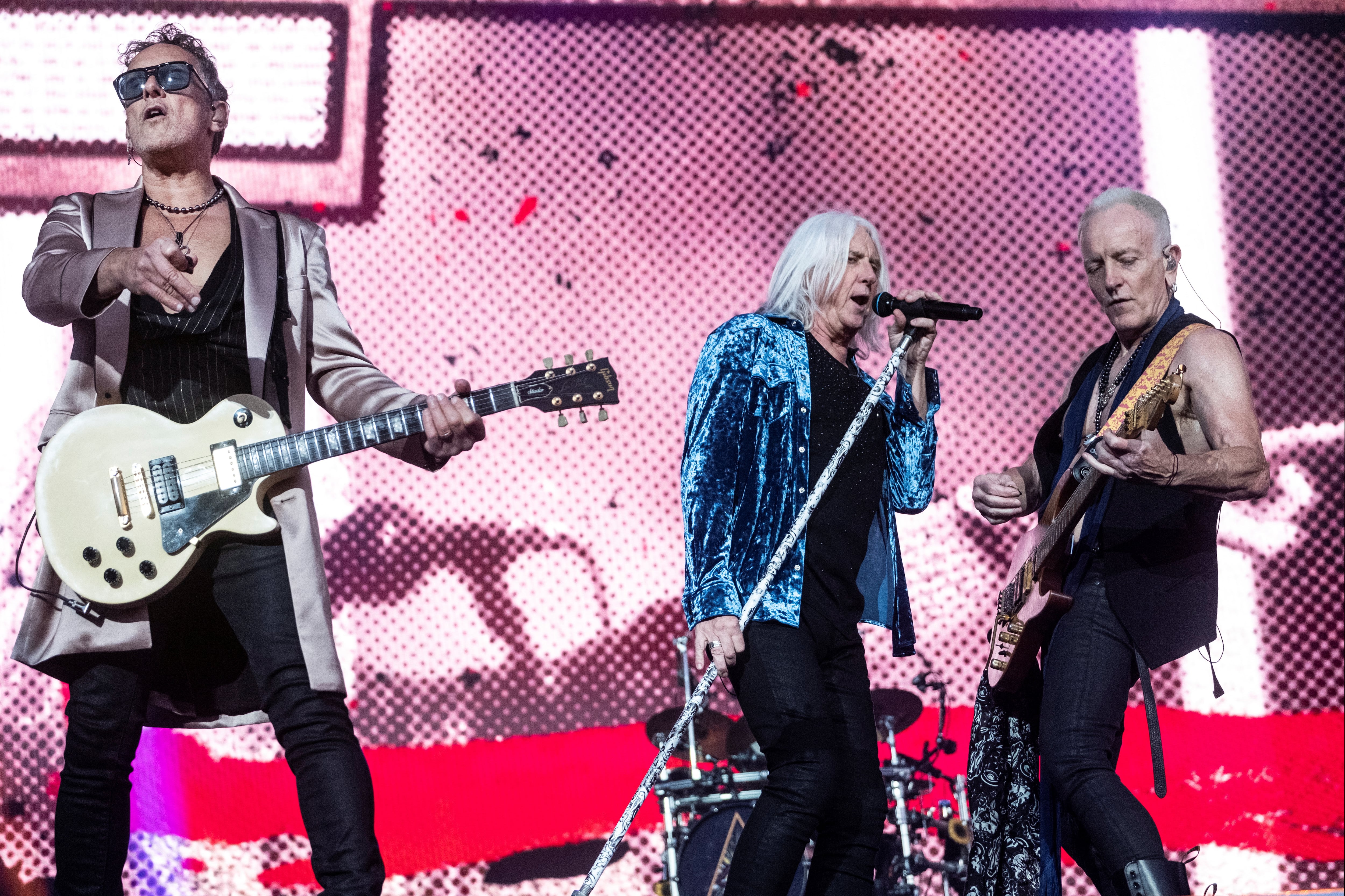 La banda británica Def Leppard utiliza monitores de piso de alta potencia y auriculares in-ear para experimentar la vibración característica de sus presentaciones en vivo. (Foto: Ritzau Scanpix/Helle Arensbak via REUTERS)