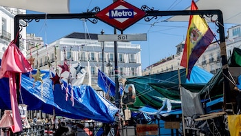 Altercados en la Puerta del Sol: asistentes al desfile del 12 de Octubre provocan a los acampados por la vivienda