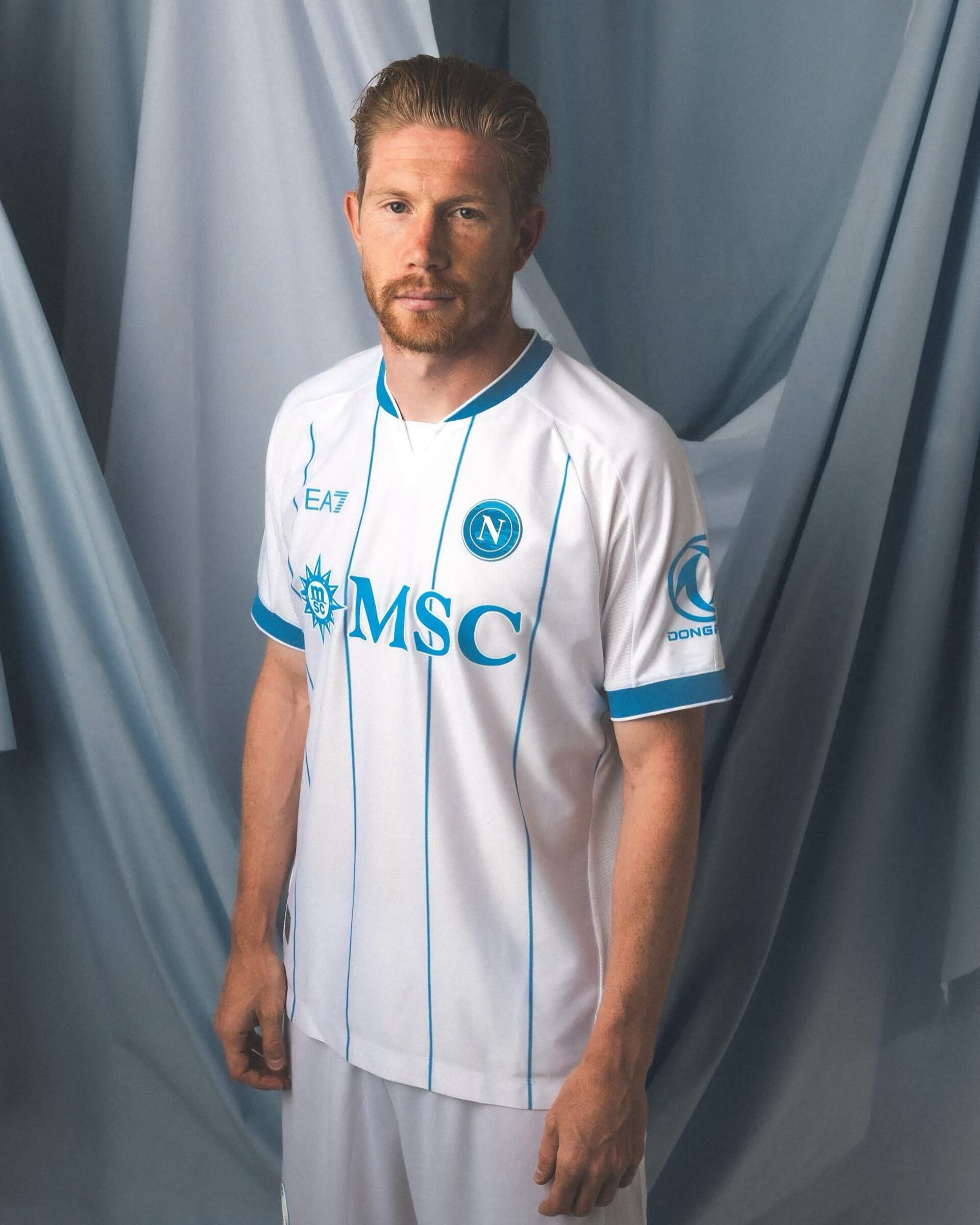 El Napoli estrenó su uniforme alternativo del centenario con sello porteño (@officialsscnapoli)