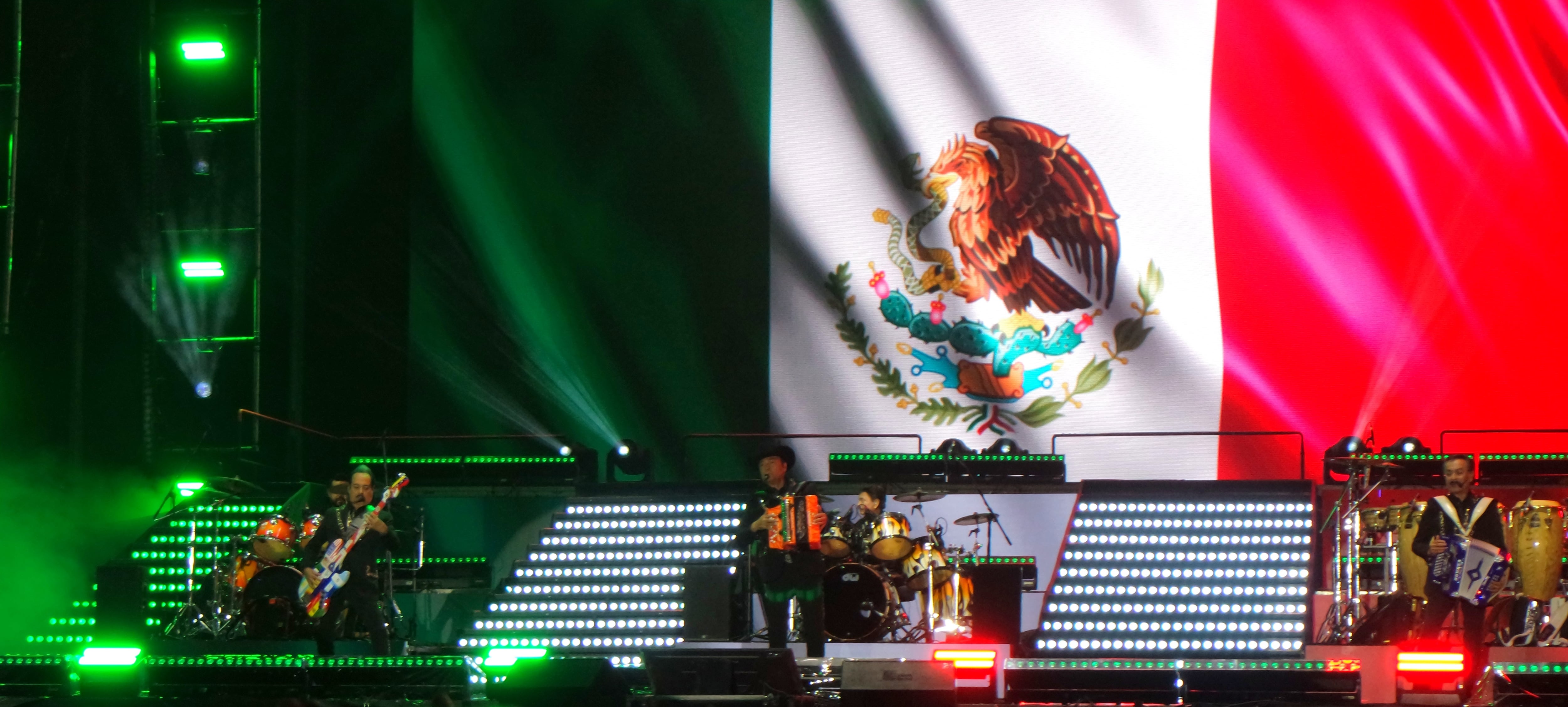 Asistentes que presenciaron el show de primera mano identificaron temas como La Reina del Sur, Pedro y Pablo, Aquí Mando Yo, La Carta, La Jaula de Oro y La Manzanita, piezas que combinan corridos, desamor y balada romántica. (Selene Miranda/Infobae México)