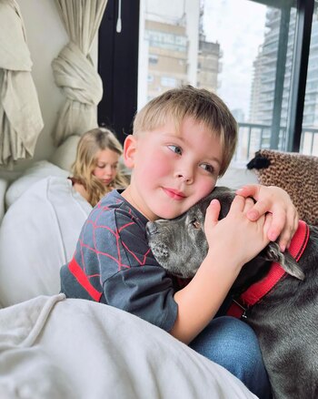 El cumpleañero junto a una