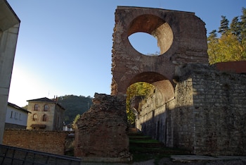 Se aprecia restos de muros de ladrillo y de una antigua puerta