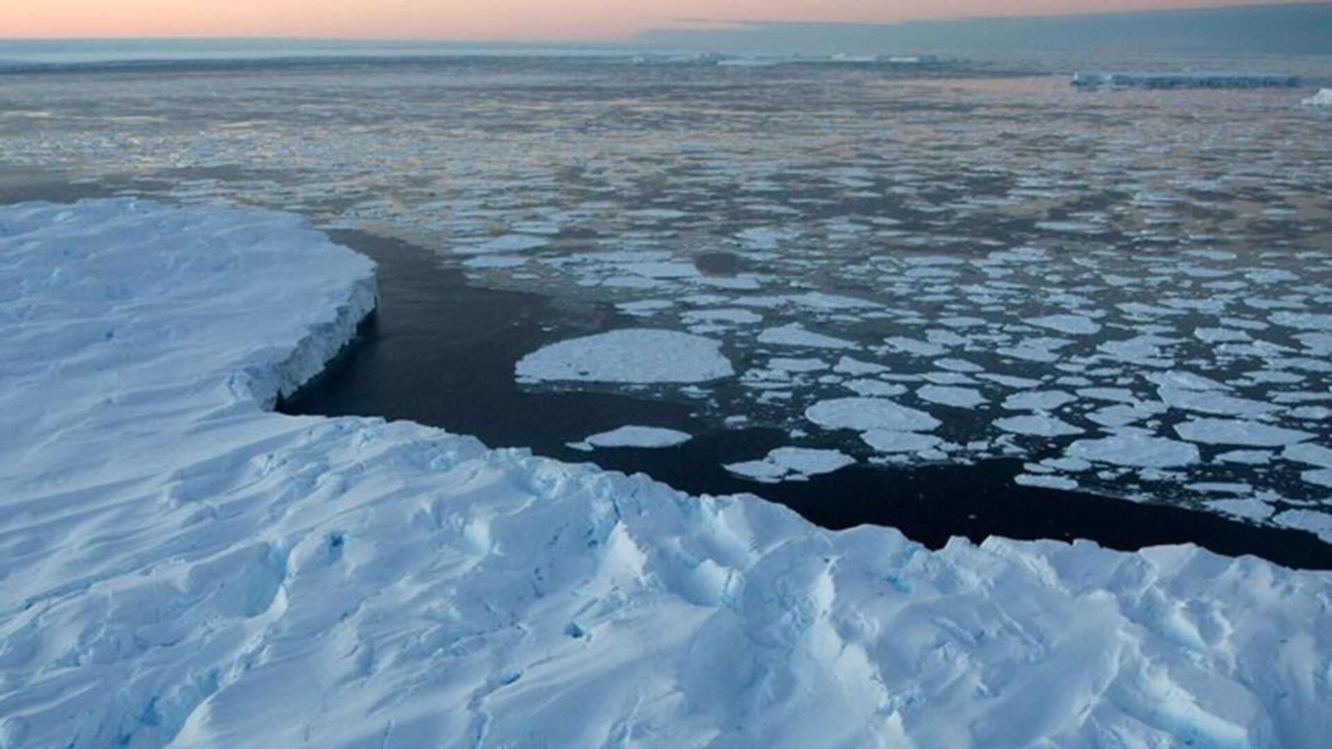 El colapso de plataformas de hielo, facilitado por la retirada del hielo marino, plantea nuevos desafíos para la proyección del aumento del nivel del mar en las próximas décadas (AFP)