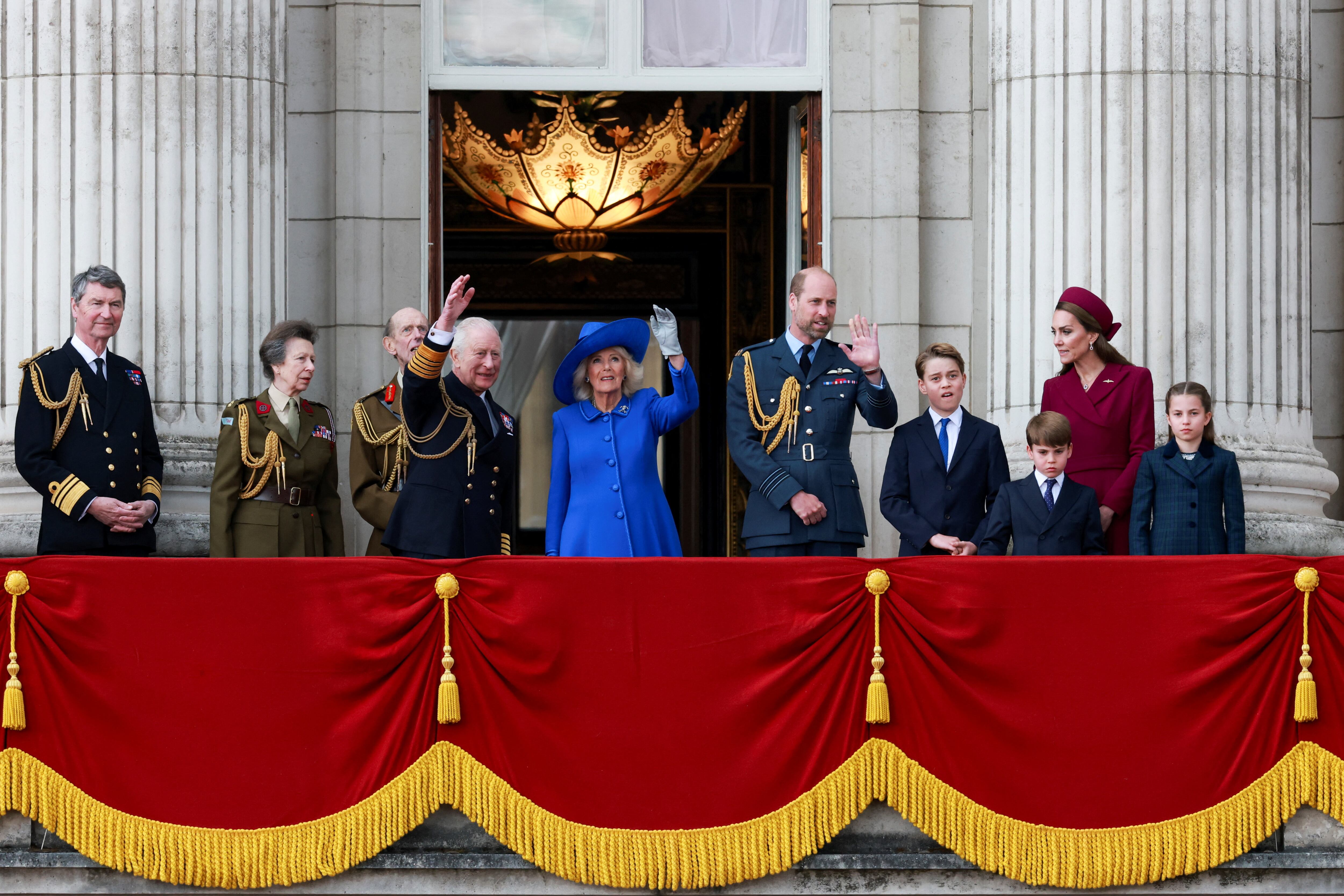 La familia real observó un desfile aéreo desde el balcón del Palacio de Buckingham (Phil Noble/REUTERS)