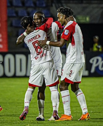 El delantero Hugo Rodallega (centro) lideró el triunfo de Santa Fe contra Pasto en calidad de visitante - crédito @santafe_oficial/IG