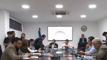 Los diputados estuvieron de acuerdo en que se otorgue la garantía soberana a BANDESAL para que gestione un préstamo por $100 millones con el BIRF, destinado a mejorar el acceso al crédito de los micros y pequeños empresarios para promover la generación de empleo.
(Foto cortesía Asamblea Legislativa)
