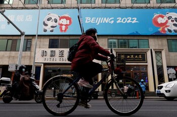 Un hombre en bicicleta frente