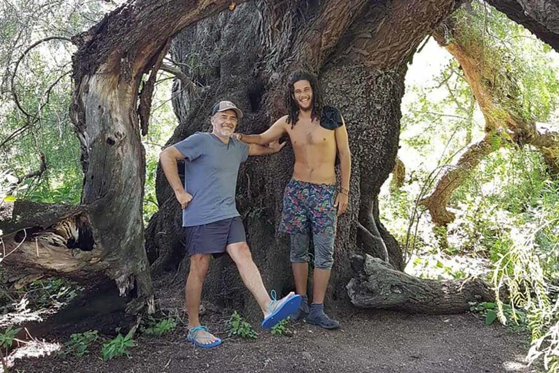 Julián Weich y su hijo Jerónimo, conviviendo en San José de David, en el departamento panameño de Chiriquí