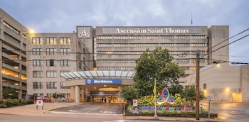 Edificio del hospital Ascension Saint Thomas con marquesina en la entrada principal, estacionamiento a la izquierda y plantas al frente