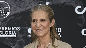 La infanta Elena, de lo más sonriente tras el reencuentro de los Reyes Eméritos en Mallorca después de siete años