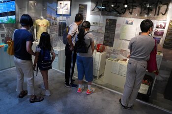 Visitantes miran las exhibiciones del
