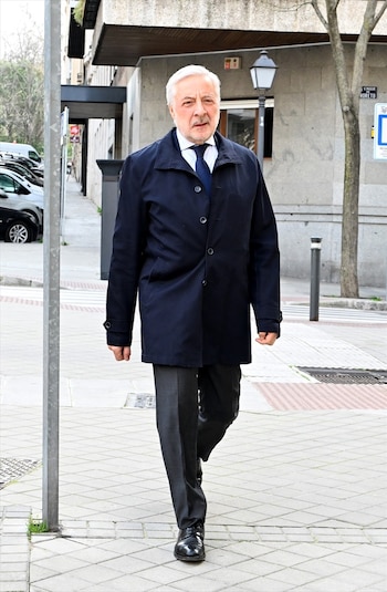 José Blanco López llega a la capilla ardiente por Fernando Ónega. (José Oliva / Europa Press)