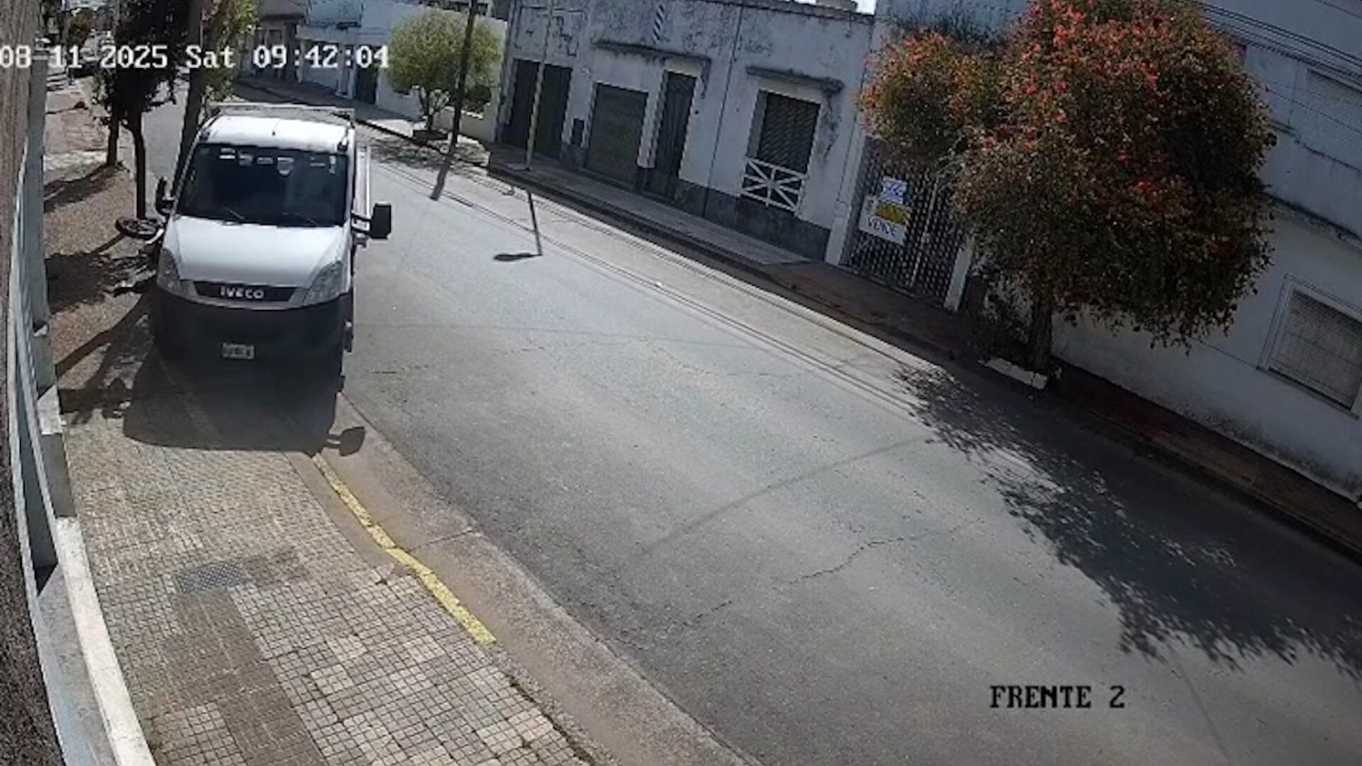 Las cámaras de seguridad captaron el momento en que el conductor del camión encerró al motociclista, provocando la colisión mortal