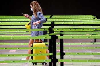 Una pasajera en el aeropuerto