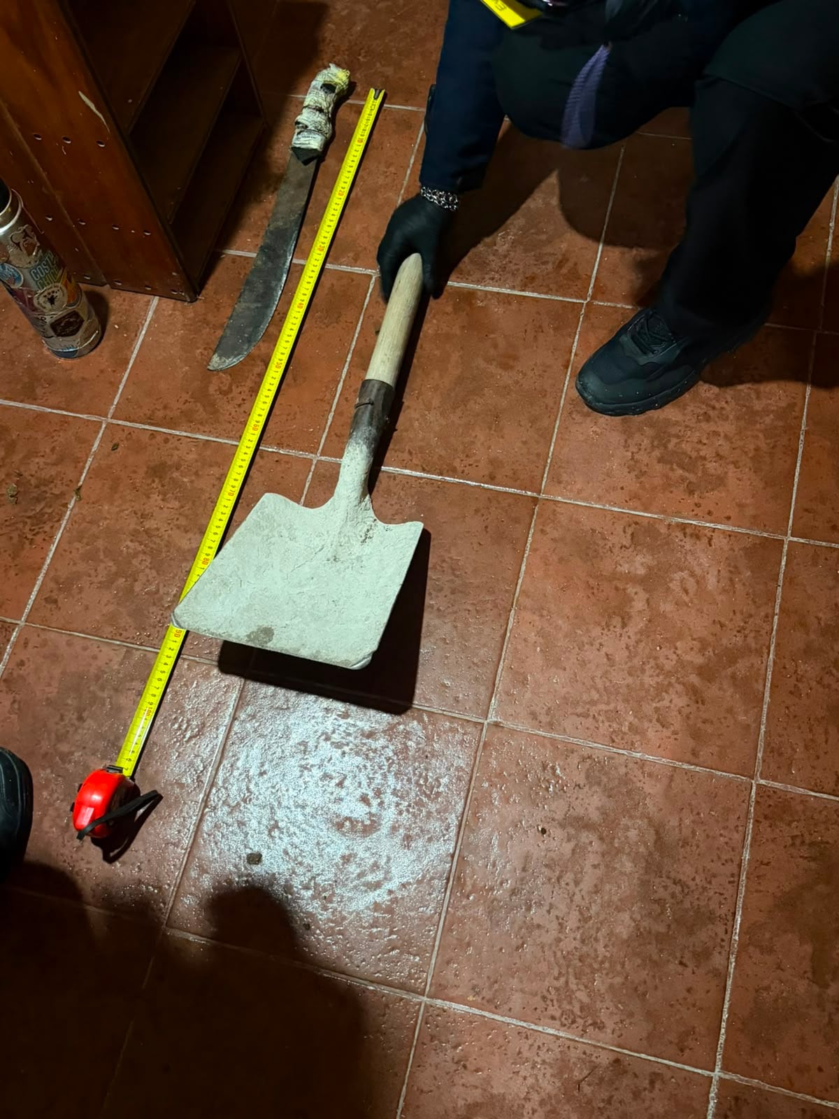 Una de las palas encontradas en los allanamientos