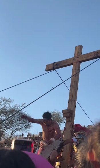 El actor fue atendido de inmediato tras sufrir una caída en escena.