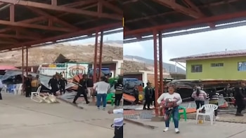 Personas y agentes policiales caminan junto a estructuras metálicas caídas, calaminas y sillas plásticas en un patio exterior techado
