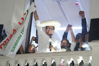 El candidato presidencial Roberto Sánchez, del partido Juntos por el Perú, aparece en el balcón de su sede de campaña tras el cierre de las urnas en la segunda vuelta de las elecciones presidenciales en Lima, Perú, el domingo 7 de junio de 2026. (AP Foto/Miguel Paredes)