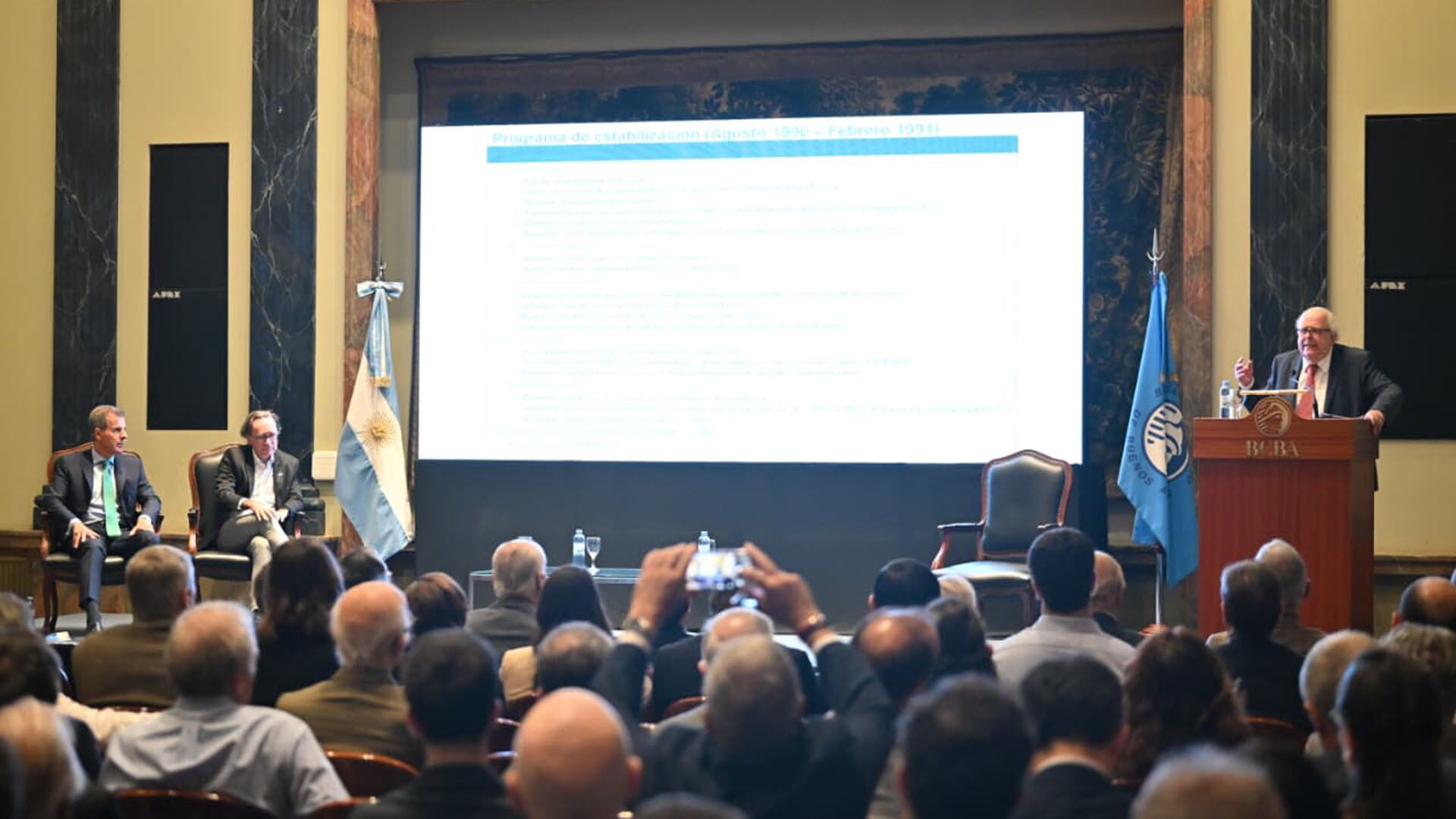 En el auditorio de la Bolsa de Comercio de Buenos Aires, la Fundación Mediterránea convocó a Velarde para hablar sobre “Regímenes Monetarios en Países Emergentes”