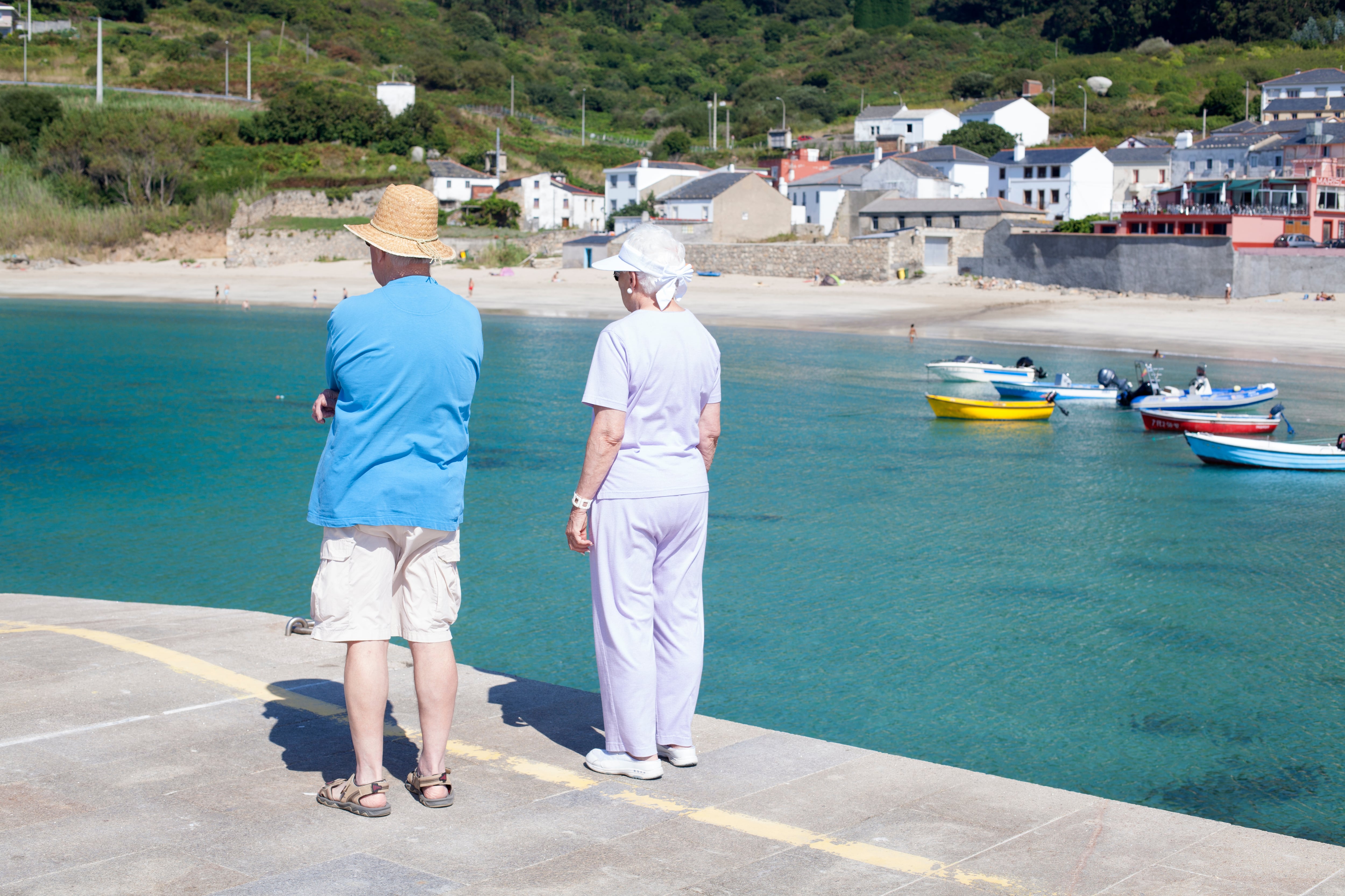 El turismo senior prioriza ritmos más pausados, accesibilidad y experiencias adaptadas a las necesidades de las personas mayores.