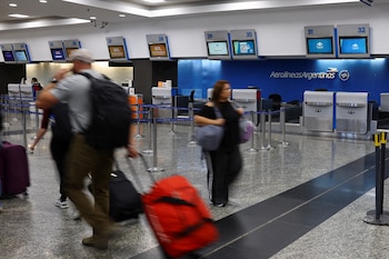 Pasajeros caminan cerca del mostrador
