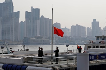 Militares izan la bandera china a media asta como muestra del luto nacional