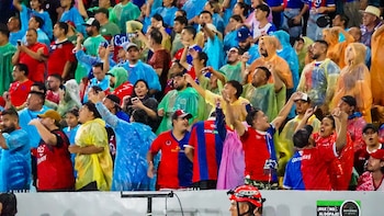 Afición de FAS acaricia la copa a pocos minutos de acabar el juego. (Cortesía: La Primera)