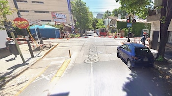 Un repartidor cruzó en bicicleta con la barrera baja y murió atropellado por una formación del tren Sarmiento en Flores
