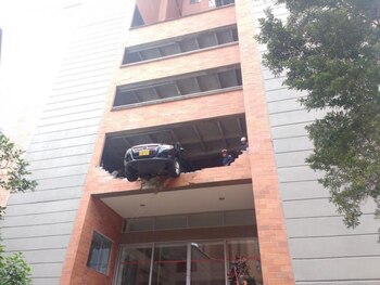 Carro quedó suspendido de edificio