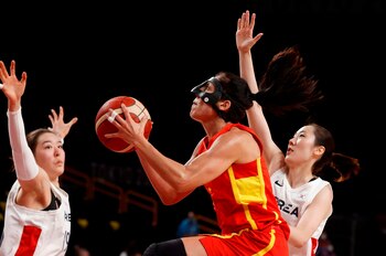 Cristina Ouvina de España lanza el balón ante la marca de Park Ji Su (i) y Park Hyejin (d) de Corea del Sur, durante un partido por el Grupo A de baloncesto femenino en los Juegos Olímpicos 2020, este lunes en la Saitama Super Arena de Tokio (Japón). EFE/Kai Fösterling