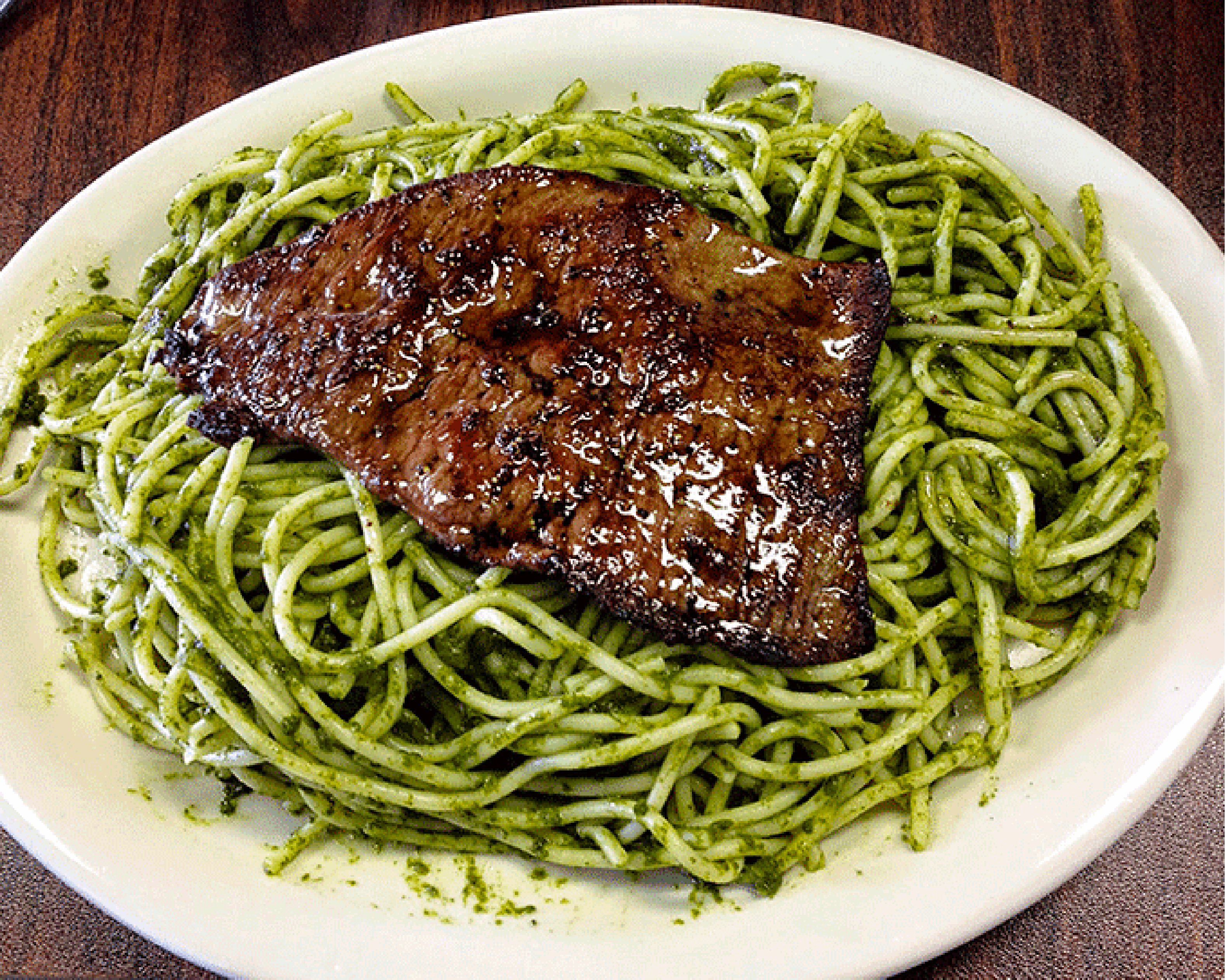 Mayormente se consume el tallarín verde con bistec, aunque a veces con pollo frito (Foto: Difusión)