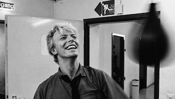 Siguió a David Bowie por años alrededor del mundo y presenta una selección de 800 fotos