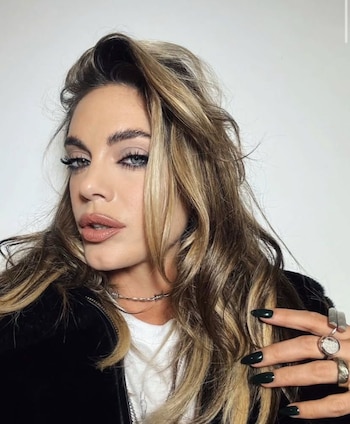 Emilia Attias dejó el rubio