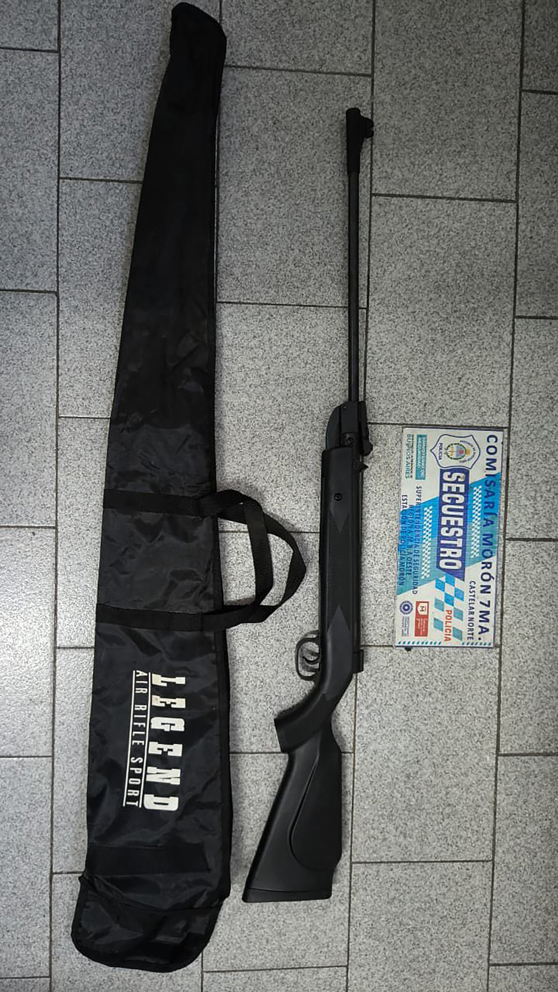 La víctima bajó de su auto con un rifle en la mano