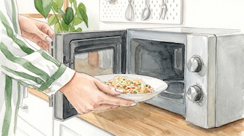 Ilustración de las manos de una persona introduciendo un plato con arroz y verduras en un horno de microondas abierto.