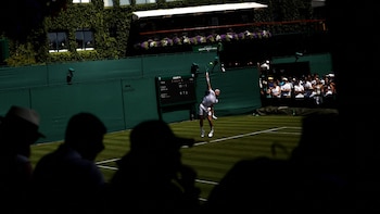 Ignacio Buse en acción durante su debut en Wimbledon 2026.