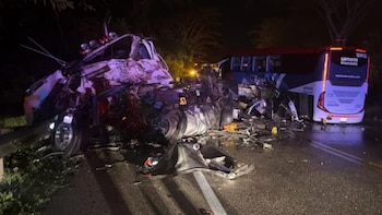 Violento choque entre un bus de transporte público y una tractomula en la troncal de Occidente: hay hasta el momento un muerto y más de 17 heridos