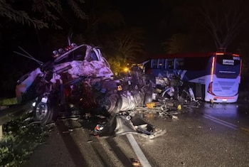 Las autoridades iniciaron diligencias para establecer las circunstancias del choque entre el bus de Expreso Brasilia y la tractomula - crédito X
