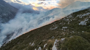 Cantabria amanece con un incendio forestal controlado en Peñarrubia