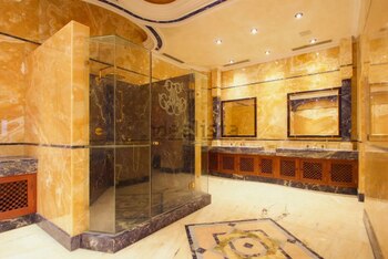 Uno de los ocho baños